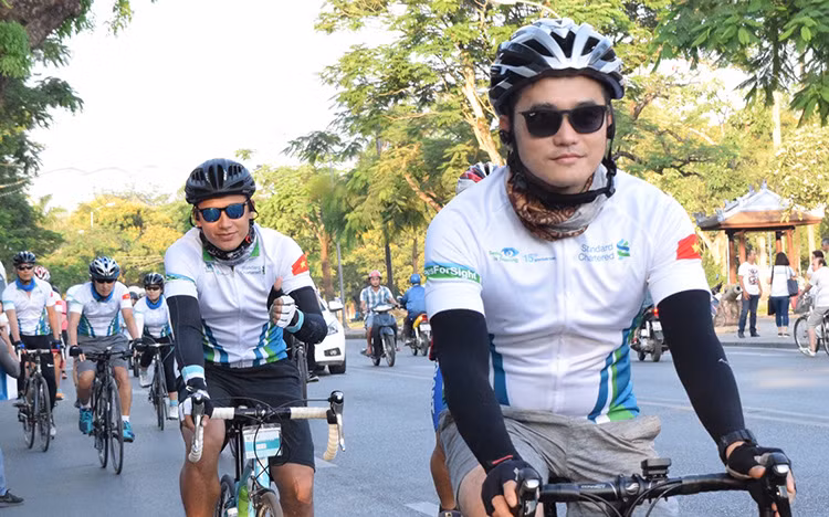 Standard Chartered raises 74,000 USD for eye care programme ảnh 1