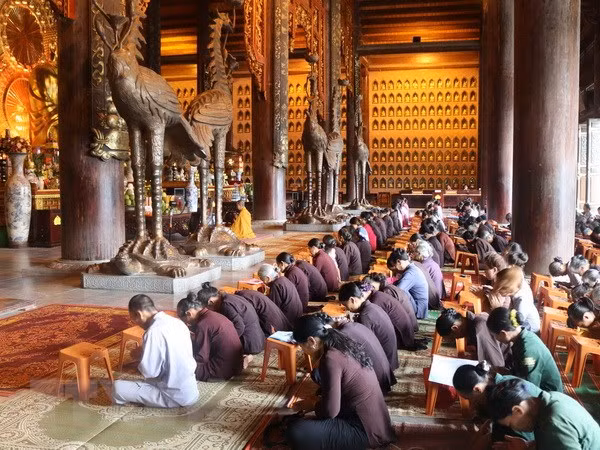 Law on Belief and Religion introduced to foreign diplomats ảnh 1