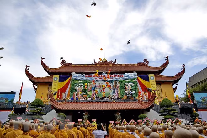 VFF leader congratulates Buddhists on Lord Buddha’s birthday ảnh 1