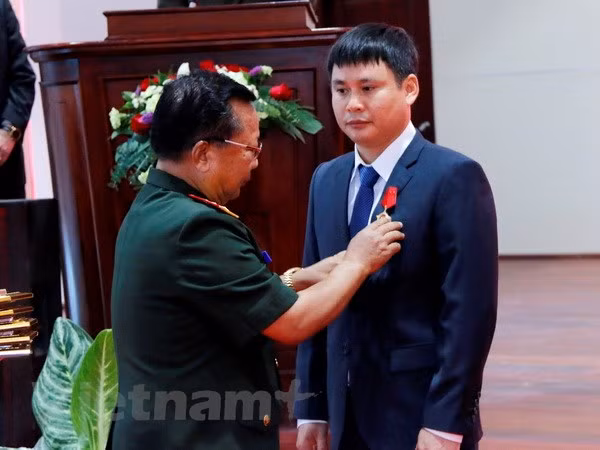 Laos presents Labour Order to Viettel joint venture ảnh 1
