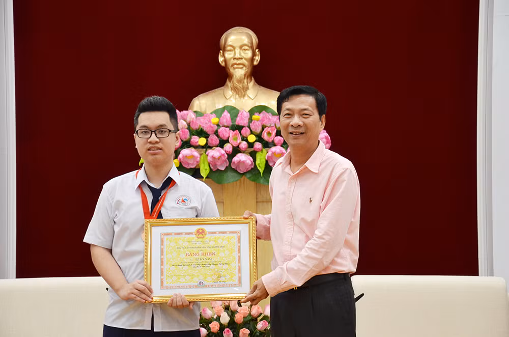  Quang Ninh: APhO bronze medalist commended ảnh 1