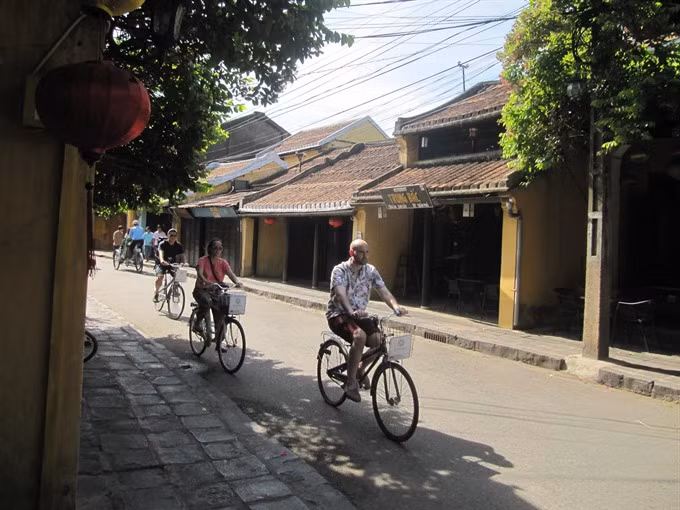 Hoi An bicycle project wins global award ảnh 1