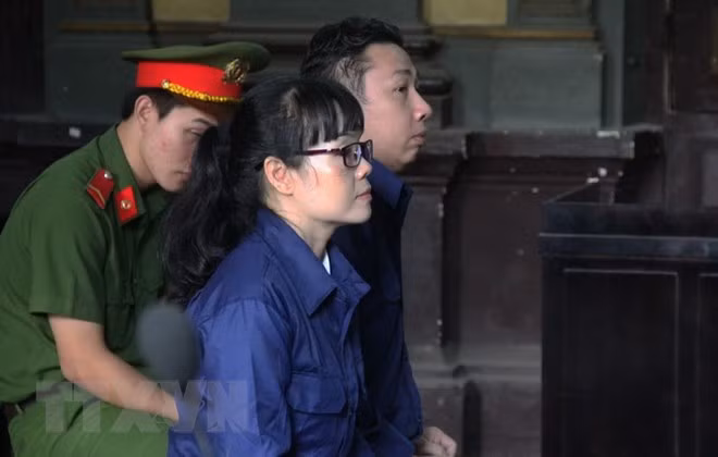 Court reviews swindling case of ex-Vietinbank official ảnh 1