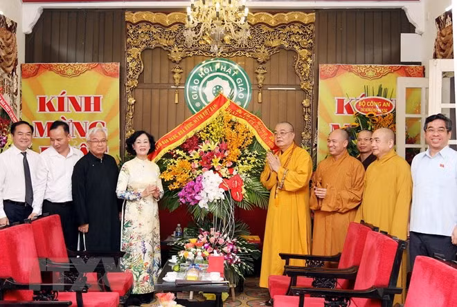 Party official congratulates VBS on Lord Buddha’s birthday ảnh 1