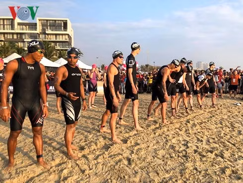 Over 1,600 triathletes race in Techcombank Ironman 70.3 ảnh 1