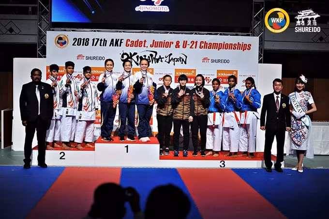 Vietnamese athletes shine at Asian karate event ảnh 1