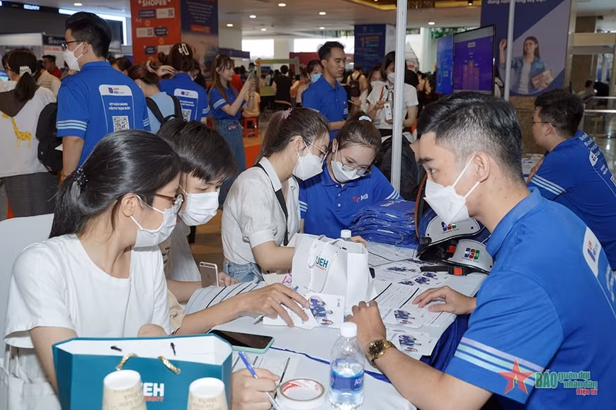 HCM City career fair attracts 5,000 students ảnh 1