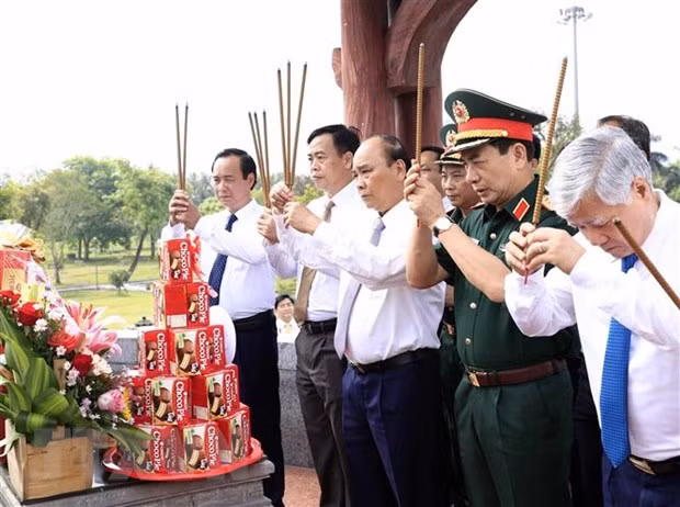 State, National Assembly leaders pay tribute to war martyrs ảnh 1