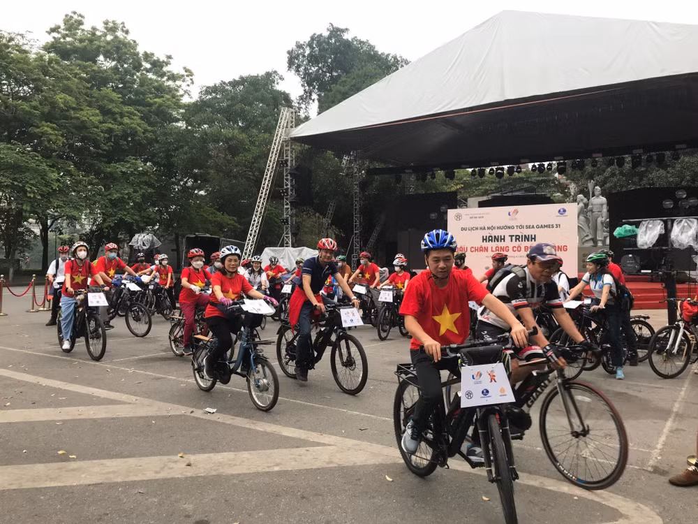 Cycling tour debuts exclusively for visitors during SEA Games 31 ảnh 1