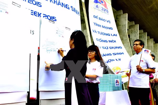 Health Ministry encourages using antibiotics wisely ảnh 1
