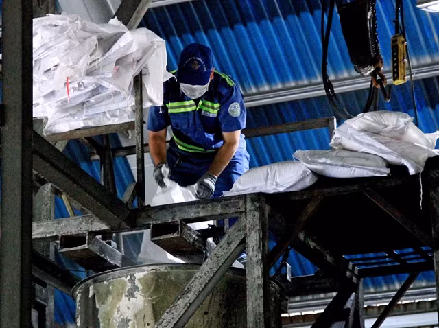 Ministry to examine solid waste treatment facilities ảnh 1