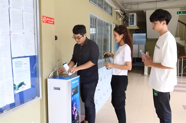 Schools, colleges begin reducing use of plastics ảnh 1