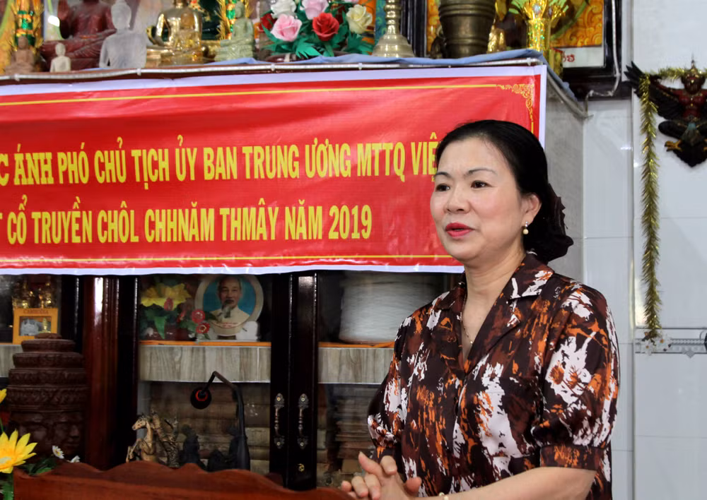 Front official joins Khmer ethnic people on traditional New Year festival ảnh 1