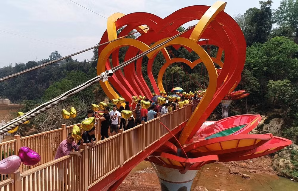 Vietnam’s first 5D-effect glass bridge opens in Son La ảnh 1