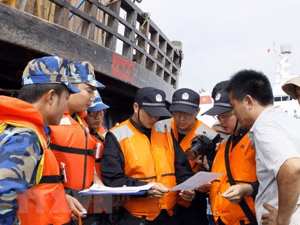 Vietnam Coast Guard contributes to ensuring security in Tonkin Gulf ảnh 1