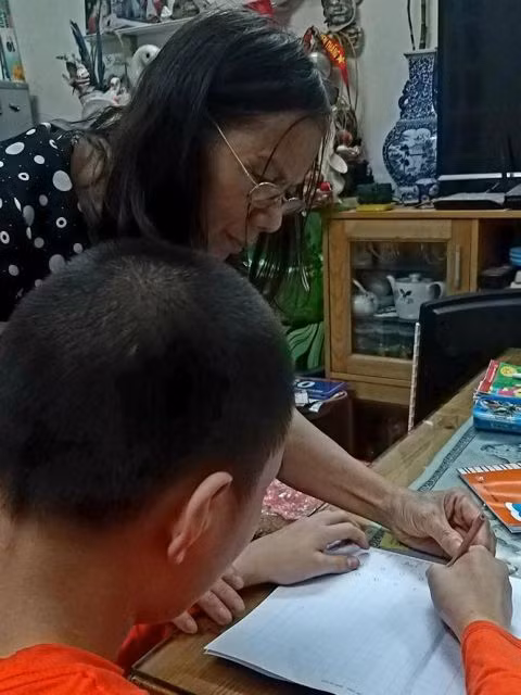 Retired teacher dedicates life to disadvantaged children ảnh 1