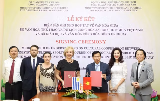 Uruguay, Vietnam to boost cooperation in culture and education ảnh 1