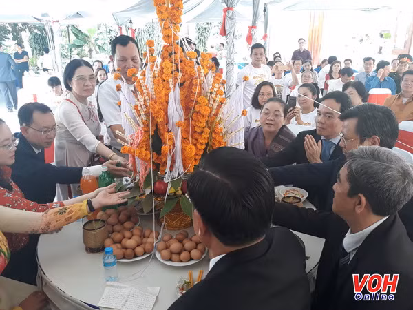 HCM City’s officials extend Bunpimay greetings to Lao officials ảnh 1