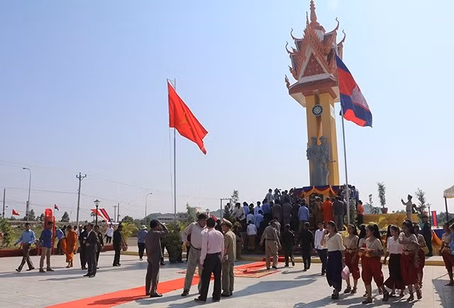 15th Vietnam-Cambodia Friendship Monument inaugurated in Cambodia ảnh 1