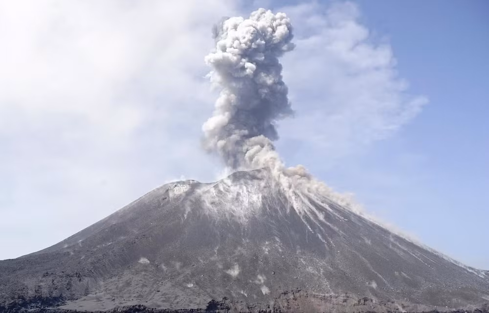 Indonesia to install early tsunami warning system near Mount Krakatau ảnh 1