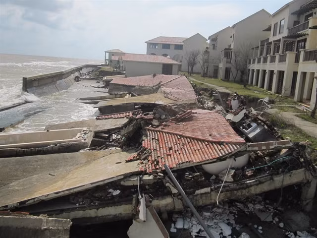 Quang Nam seeks to save Cua Dai Beach from erosion ảnh 1