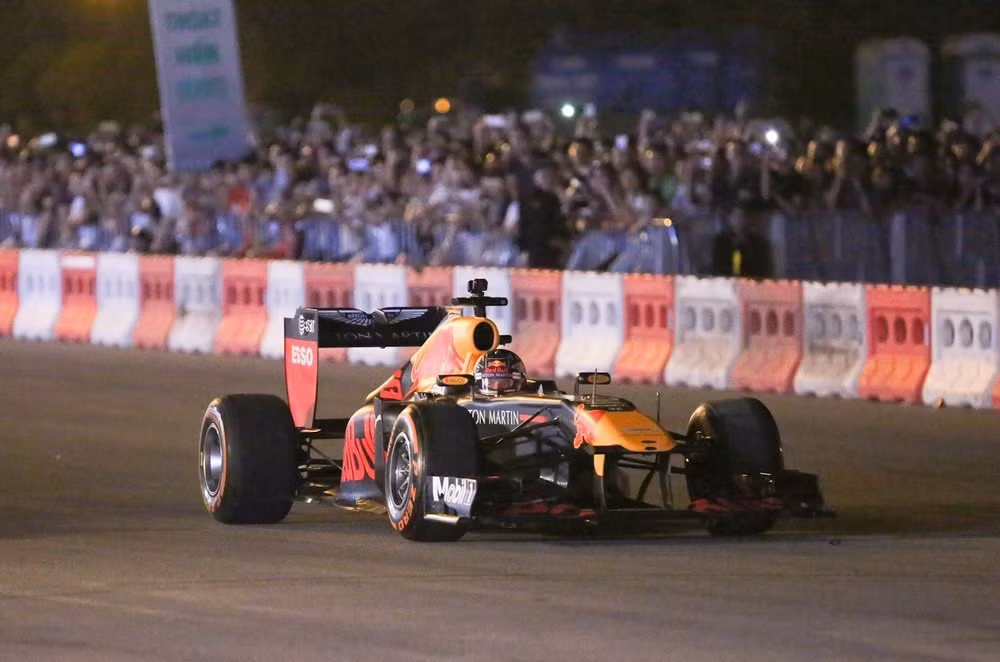 Formula One legend hits Hanoi streets ảnh 1
