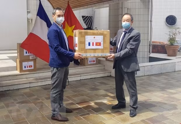 Vietnam donates face masks to associations in France ảnh 1