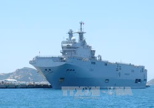 French naval ship berthed in Vietnam for friendship visit ảnh 1
