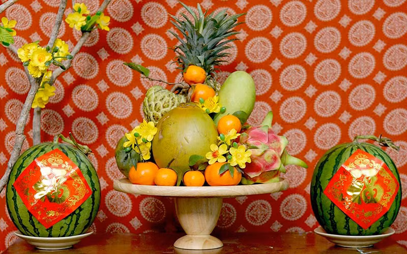 Arranging five-fruit tray during Lunar New Year celebration – a Vietnamese tradition ảnh 2