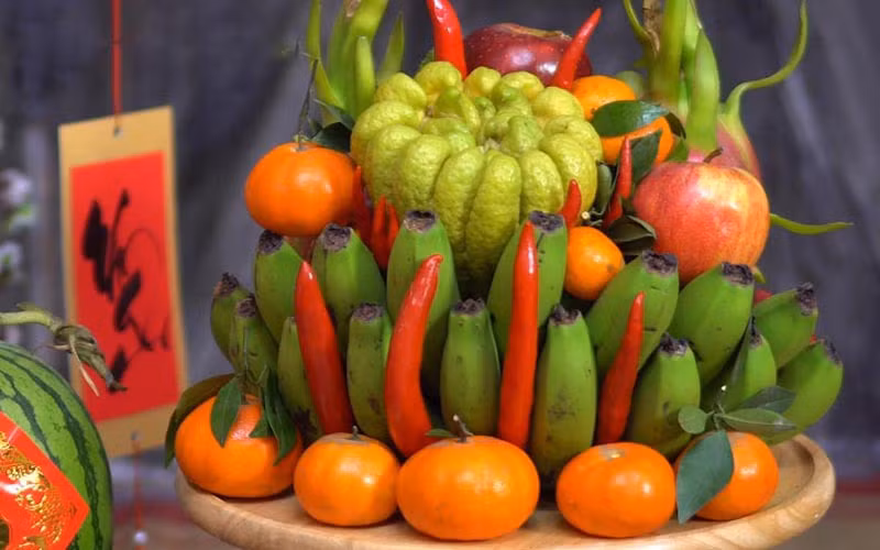 Arranging five-fruit tray during Lunar New Year celebration – a Vietnamese tradition ảnh 1