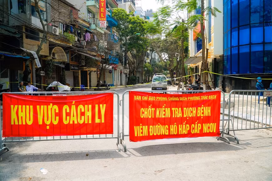 Hanoi ramps up efforts to contain COVID-19 spread ảnh 1
