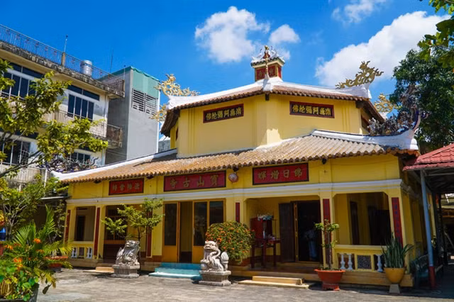 100-year-old Buu Son Pagoda rests on one pillar ảnh 1