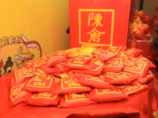 Northern festivals remembering Tran Dynasty draw public crowds ảnh 1
