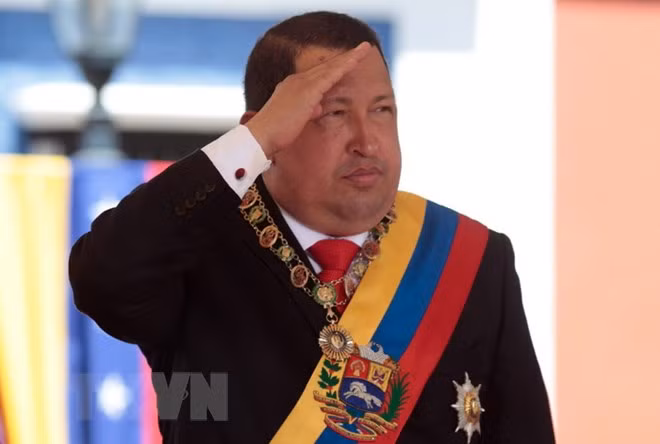 Photo exhibition on Hugo Chavez Frias opens in Hanoi ảnh 1