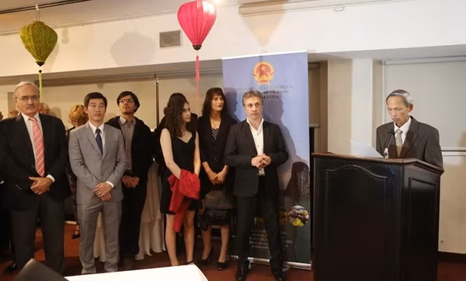 Ambassador meets Argentinean guests on ties celebration ảnh 1