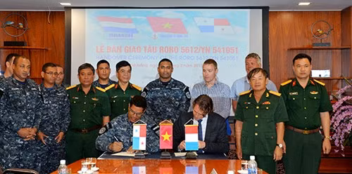 Vietnam-made logistic ship handed over to foreign client ảnh 1