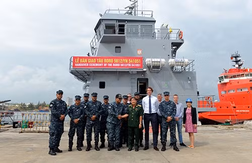 Vietnam-made logistic ship handed over to foreign client ảnh 2