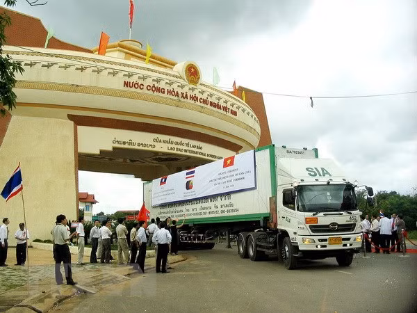 Vietnamese, Lao provinces seek to boost cross-border trade ảnh 1