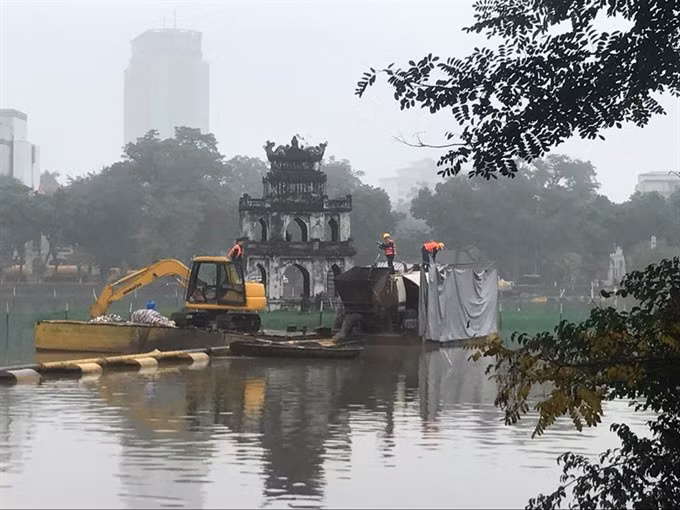 Water quality in Hanoi’s lakes improves after cleaning ảnh 1