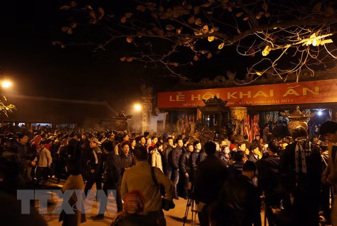 Northern festivals remembering Tran Dynasty draw public crowds ảnh 8