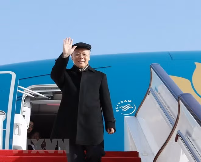 Party leader leaves Hanoi for official visit to France ảnh 1