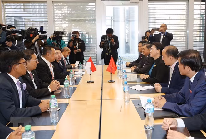 NA Chairwoman meets Indonesian Lower House Speaker in Geneva ảnh 1