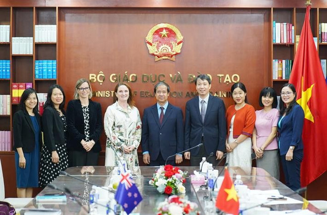 Minister of Education and Training Nguyen Kim Son, New Zealand Ambassador Caroline Beresford and delegates at the meeting. (Photo: VietnamPlus) 1.jpg