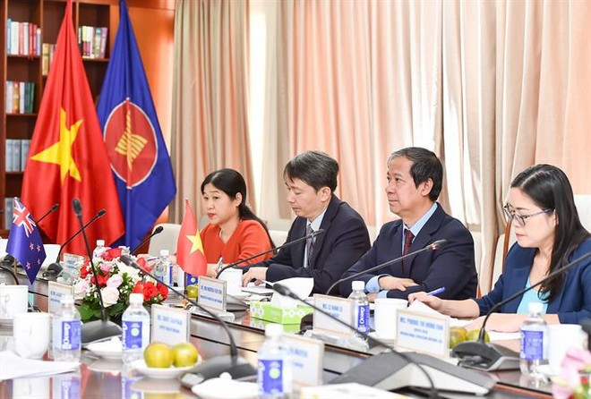 Minister Nguyen Kim Son expresses hope that Ambassador Beresford will continue to play a key role in strengthening educational cooperation between the two countries. (Photo: VietnamPlus) 3.jpg