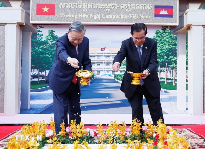 General Secretary of the Communist Party of Vietnam (CPV) To Lam (left) and President of the Cambodian People’s Party (CPP) Hun Sen attend a groundbreaking ceremony for the Cambodia – Vietnam Friendship School in Phnom Penh on February 6. (Photo: VNA)