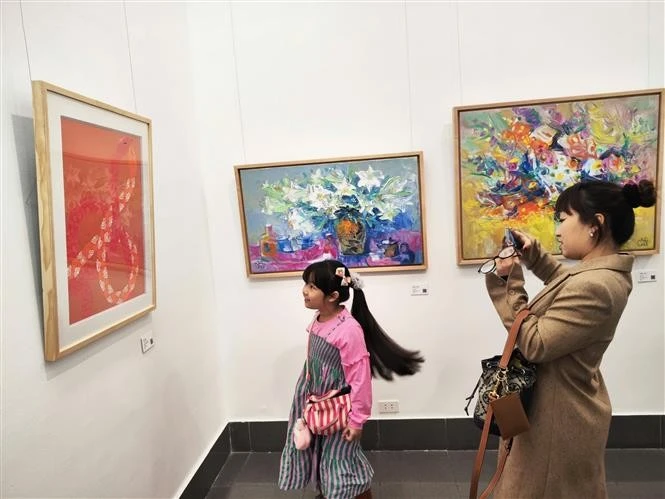 People visit the exhibition of the G39 artists' group in Hanoi. (Photo: VNA)