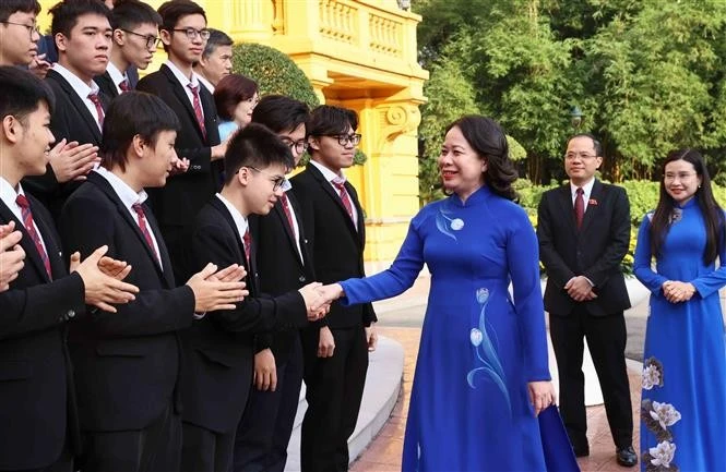 Vice State President Vo Thi Anh Xuan congratulates students who won prizes at international Olympiads and international science-technology competitions in 2024. (Photo: VNA)