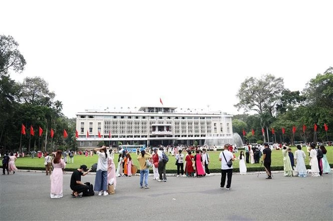 People visit Independence Palace in Ho Chi Minh City on January 1. (Photo: VNA)