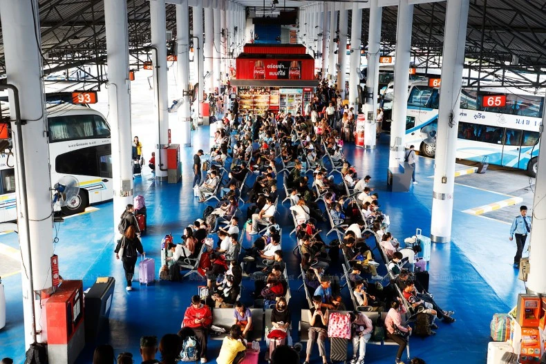 People fill waiting areas for interprovincial buses at Bangkok's main bus terminal, Morchit 2, on December 27, the first official day of the New Year holiday. (Photo: bangkokpost.com) 