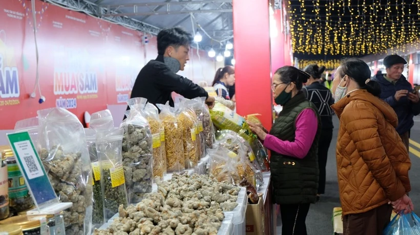 People shop at the festival in Soc Son district. (Photo: kinhtedothi.vn)